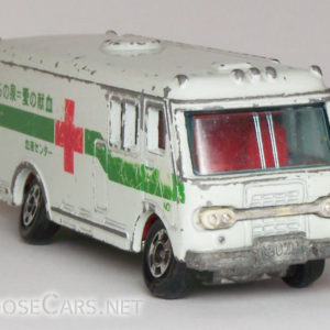Tomica Isuzu Bus: 1979 No. 8 Isuzu Blood Bank Car Front Right