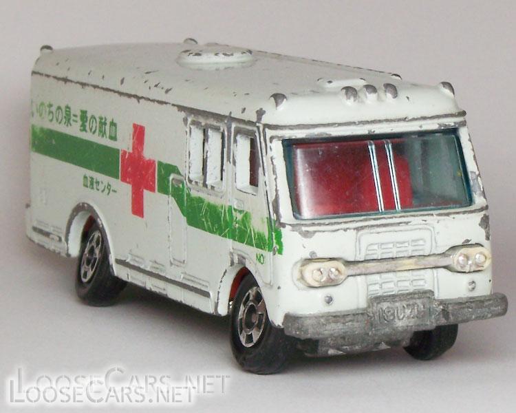 Tomica Isuzu Bus: 1979 No. 8 Isuzu Blood Bank Car Front Right